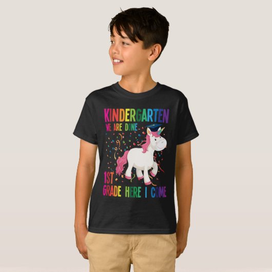 Kindergarten Afstuderen Surprise First Grade Kinde T-shirt (Voorkant volledig)