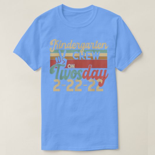 KINDERGARTEN CREW OP TWEEDE DAG Twee 2 februari 22 T-shirt (Design voorkant)