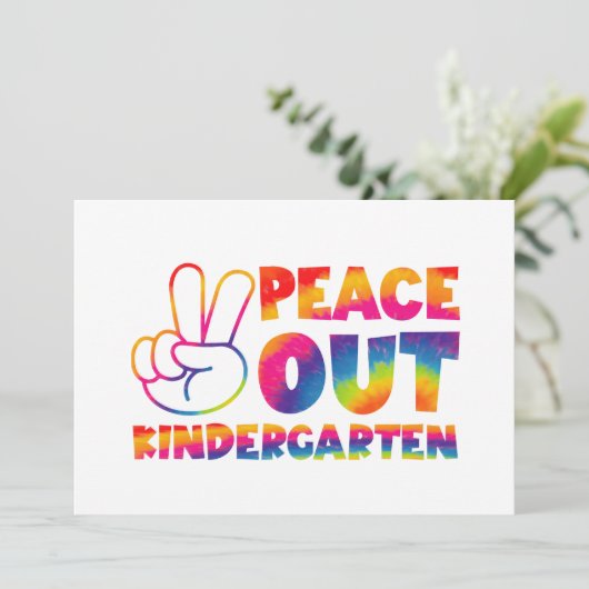 Kindergarten en kleurstof op de laatste dag van de aankondiging (Staand voorkant)