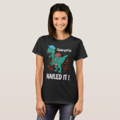 Kindergarten has made it a mother dinosaur graduat t-shirt (Voorkant volledig)