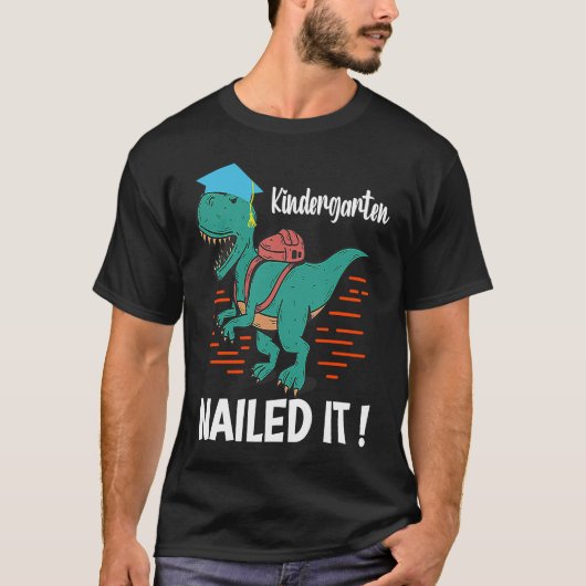 Kindergarten has made it a mother dinosaur graduat t-shirt (Voorkant)