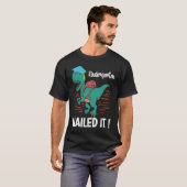 Kindergarten has made it a mother dinosaur graduat t-shirt (Voorkant volledig)