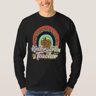 Kindergarten leraar kleurrijke regenboog terug naa t-shirt