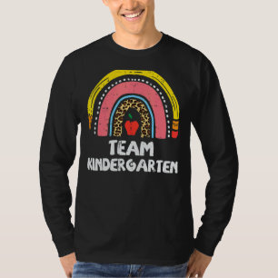 Kindergarten van het regenboogteam van het potlood t-shirt