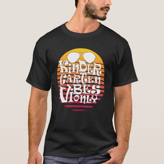 Kindergarten Vibes eerste dag kinderdagverblijf T-shirt (Voorkant)
