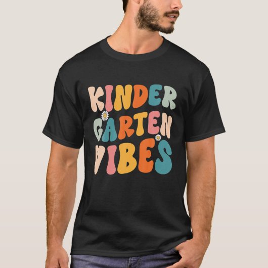 Kindergarten Vibes Kinder Crew Retro, eerste dag v T-shirt (Voorkant)