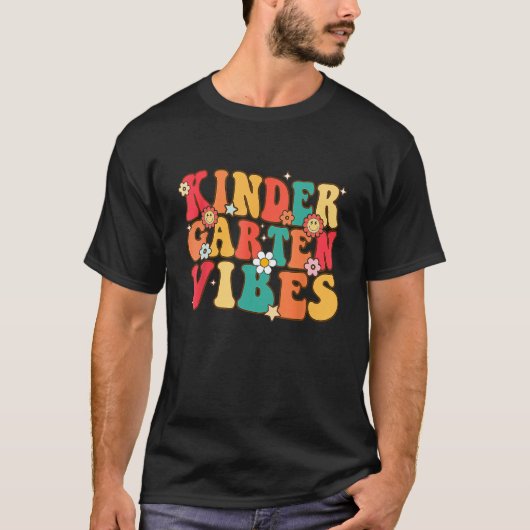 Kindergarten Vibes Kinder Crew Retro, eerste dag v T-shirt (Voorkant)