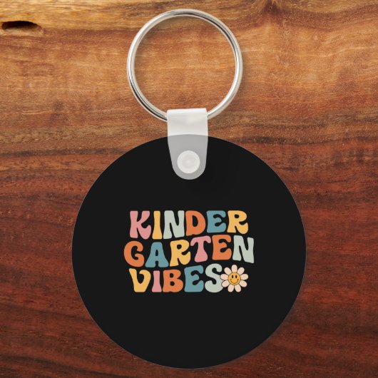 Kindergarten Vibes - Kinder Crew Retro First Day o Sleutelhanger (Achterkant)
