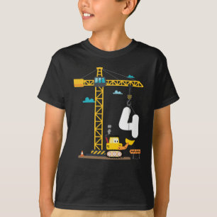 Kinderjongens van de vierde verjaardag met kraan e t-shirt
