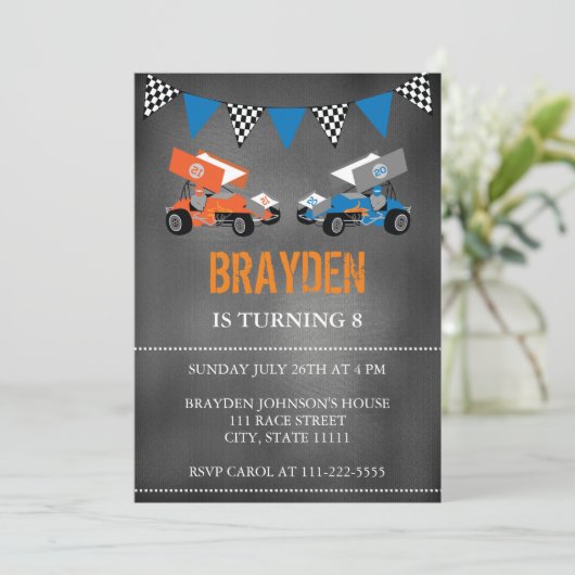 Kinderkrijtbord Race Auto Verjaardag Uitnodiging (Staand voorkant)