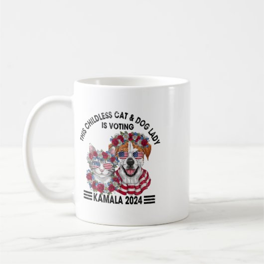 Kinderloze kat en hondendame stemt op Kamala Harri Koffiemok (Links)