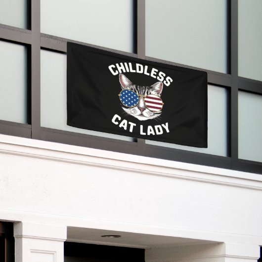 Kinderloze kat Lady Kamala Harris 2024 Spandoek (Buitenkant Gebouw)