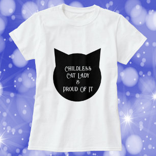 Kinderloze kattendame en trots op haar t-shirt
