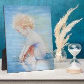 Kinderpeuter op de waterscène op het strand fotoplaat (Zijkant)