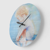 Kinderpeuter op de waterscène op het strand grote klok (Hoek)