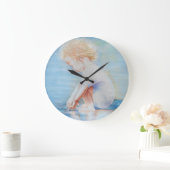 Kinderpeuter op de waterscène op het strand grote klok (Huis)