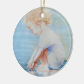 Kinderpeuter op de waterscène op het strand keramisch ornament (Links)