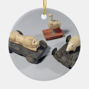 Kinderspeelgoed: een egel, een leeuw en een duif,  keramisch ornament