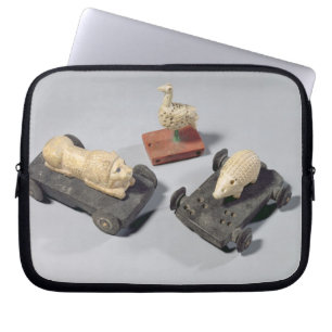 Kinderspeelgoed: een egel, een leeuw en een duif,  laptop sleeve