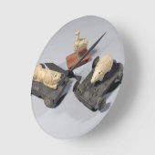 Kinderspeelgoed: een egel, een leeuw en een duif,  ronde klok (Hoek)