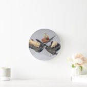 Kinderspeelgoed: een egel, een leeuw en een duif,  ronde klok (Huis)