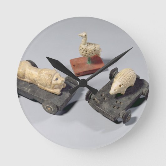 Kinderspeelgoed: een egel, een leeuw en een duif,  ronde klok (Voorkant)