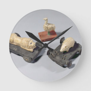 Kinderspeelgoed: een egel, een leeuw en een duif,  ronde klok