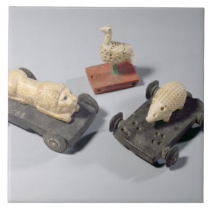 Kinderspeelgoed: een egel, een leeuw en een duif,  tegeltje