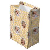 Kinderverjaardag aangepaste foto gele harten medium cadeauzakje (Voorkant Gekanteld)