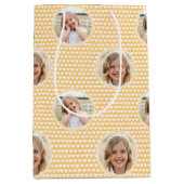 Kinderverjaardag aangepaste foto gele harten medium cadeauzakje (Voorkant)