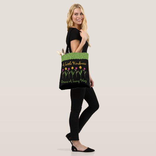 Kindness Grows Flowers Inspirerend Tote Bag (Op model)