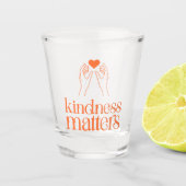 Kindness Matters Shot Glass – Helder Oranje-rood Glas (Voorkant)