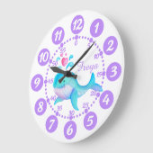 Kind's schattige walvis voedt paarse witte klok (Hoek)