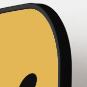 Kindvriendelijke Bij Mascotte met Gestippelde Staa Pickleball Paddle (Links Detail)