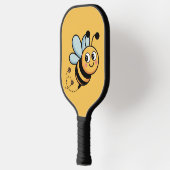 Kindvriendelijke Bij Mascotte met Gestippelde Staa Pickleball Paddle (Links)