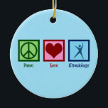 Kinesioloog Peace Love Kinesiology Keramisch Ornament<br><div class="desc">Peace Love Kinesiology. Een schattig kinesioloog cadeau voor iemand die werkt in een menselijke kinesiologie-kantoor of oefening. Bestel deze nu voor je centrum.</div>