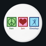 Kinesioloog Peace Love Kinesiology Magneet<br><div class="desc">Peace Love Kinesiology. Een schattig kinesioloog cadeau voor iemand die werkt in een menselijke kinesiologie-kantoor of oefening. Bestel deze nu voor je centrum.</div>