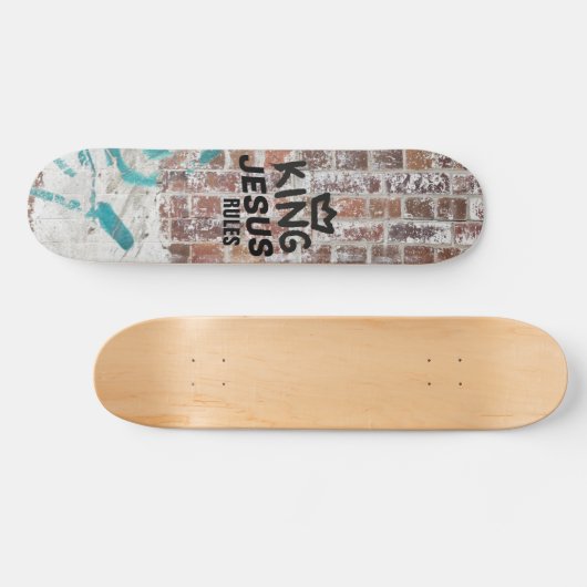 King Jesus Rules Red Brick Graffiti Christelijk Persoonlijk Skateboard (Horizontaal)
