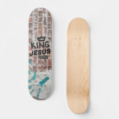 King Jesus Rules Red Brick Graffiti Christelijk Persoonlijk Skateboard (Voorkant)