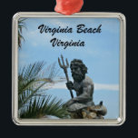 King Neptune Park, Virginia Beach, VA Metalen Ornament<br><div class="desc">Sluit het uitzicht van het standbeeld van Koning Neptune in Virginia Beach's,  Neptune Park,  met de strandscène eromheen. Woorden: "Virginia Beach,  Virginia" Great souvenir!</div>