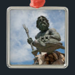King Neptune Virginia Beach Statue Metalen Ornament<br><div class="desc">Het grote publieke standbeeld van Koning Neptune dat iedereen verwelkomt van Virginia Beach in Virginia USA. Pas dit geweldige product aan met uw eigen tekst,  monogram,  logo of persoonlijke boodschap! (klik op het sinaasappel "Aanpassen!" knop boven)</div>