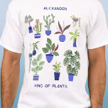 King of Planten Gepersonaliseerd T-shirt<br><div class="desc">Dit gepersonaliseerde King of Planten-ontwerp is ideaal voor iedereen met een groene duim of een groene duim en heeft een leuk kamerplantpatroon, met kleurrijke cactussen, vetplanten en andere planten in marineblauwe en kobaltblauwe planten potten. Ideaal voor elke tuinier of plant persoon. Wijzig de naam en tekst om deze aan te...</div>
