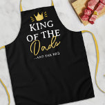 King of the Dads Vaderdag BBQ Schort<br><div class="desc">Behandel je vader als royalty met dit stijlvolle en grappige zwarte schort. Het heeft een opvallend kroonontwerp en de woorden "King of the Dads and the BBQ", zorgt ervoor dat hij zich extra speciaal voelt op Vaderdag of zijn verjaardag. Show je vader hoeveel je geeft en geef hem een reden...</div>