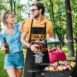 King of the Grill Graphic Schort<br><div class="desc">Is er iemand in je leven die geobsedeerd is door barbecueën en koken op de grill? Misschien is hij de koning van de grill. Laat hem weten hoe zeer je zijn kookkunsten waardeert met dit leuke grafische schort. Het is perfect om te dragen terwijl hij een maaltijd aan het koken...</div>