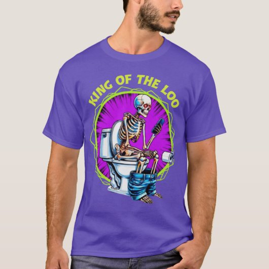 KING OF THE LOO – Funny Skeleton on Toilet Graphic T-shirt (Voorkant)