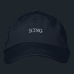 KING Sports Student Medewerker Creëer Uw eigen Pet<br><div class="desc">Leid met kracht in dit "KING"-pet,  met gedurfde tekst op de voorkant. Gemaakt van ademend katoen voor comfort,  het is ontworpen voor alledaagse draag. De verstelbare riem zorgt voor een aangepaste pasvorm,  terwijl de gebogen rand een stijlvolle toets toevoegt. Ideaal voor mensen die een duidelijk statement willen maken.</div>