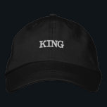 King Tekst Naam Zwart Kleur Geborduurde Petten Pet<br><div class="desc">King Tekst Naam Zwart Kleur Geborduurde Petten of Petten,  Lettertype Naam is Century. Stijltype is Alternative Apparel Basic Verstelbaar Pet,  Kleurtype is Zwart.</div>