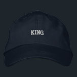 KING Text Premium gestikte Navy kleur Royalty Styl Geborduurde Pet<br><div class="desc">Moedig geborduurd met "King",  voegt dit marine-pet een vleugje royalty toe aan uw stijl. Gemaakt van premium katoen,  het biedt een comfortabele pasvorm met een verstelbare riem.</div>