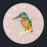 Kingfisher Bird Waterverf Painting Grote Klok<br><div class="desc">Dit is een waterverf schilderij van een ijsvogel. Het zit aan de rand van een tak. De vogel heeft heldere kleuren. Oranje en geel op zijn buik en groen op zijn hoofd en vleugels. Hij kijkt zijwaarts.</div>