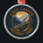 Kings Canyon National Park Retro Noodcirkel Metalen Ornament<br><div class="desc">Kings Canyon vectorkunstwerk ontwerp. Het park staat bekend om zijn enorme sequoia-bomen,  met name de gigantische generaal Grant Tree in Grant Grove.</div>